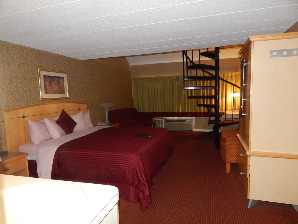 Hotel Admiralty & - A Red Collection