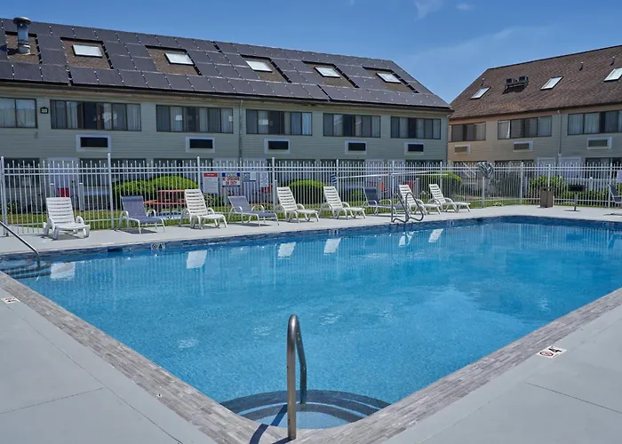 Admiralty Inn & Suites - A Red Collection Hotel