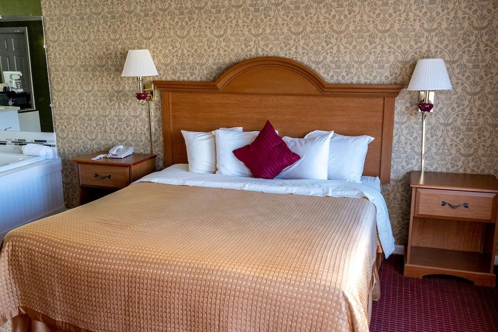 Hotel Admiralty & - A Red Collection